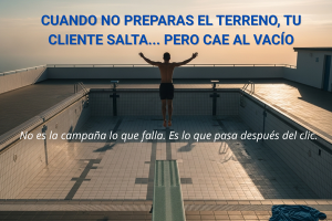 Hombre a punto de saltar en una piscina vacía al atardecer, representa el fallo tras una campaña de marketing sin estrategia de conversión.