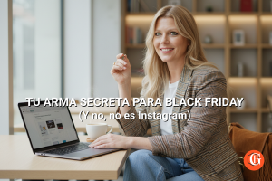 Mujer profesional planificando su estrategia de WhatsApp para Black Friday en un portátil.
