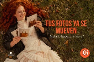Mujer en un atelier examina una foto impresa de producto mientras una seda se mueve al fondo. Imagen generada con IA.