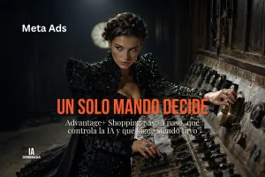 Antigua sala de control con un único panel de mandos de latón iluminado y en uso, mientras el resto de diales y palancas alrededor permanecen a oscuras y sin tocar, simbolizando que ahora solo una decisión — el presupuesto — queda en manos humanas.
