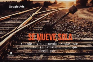 Antigua aguja de cambio de vías de ferrocarril a la luz del atardecer, con la palanca a medio recorrido entre dos posiciones y ninguna mano operándola, simbolizando una cuenta publicitaria cambiando de configuración de forma automática sin intervención del anunciante.