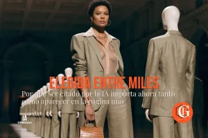 Mujer de negocios entre una fila de maniquíes idénticos, la única figura real e iluminada de la fila, simbolizando ser la fuente elegida entre miles de opciones posibles cuando una IA genera una respuesta.