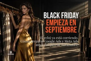 Mujer de espaldas con un largo vestido de satén dorado sin espalda, de pie entre dos hileras de perchas repletas de prendas oscuras y con lentejuelas, mirando hacia atrás por encima del hombro, con haces de luz polvorienta entrando desde una ventana al fondo del pasillo.